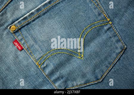 MADRID, ESPAGNE - 3 AVRIL 2022 : gros plan de la poche arrière d'une paire de jeans Levi avec la broderie et l'étiquette classiques de l'Amérique de renommée mondiale Banque D'Images