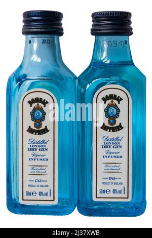 Deux flacons miniatures de Bombay Sapphire Gin distillé London Dry Gin un plein un vide isolé sur fond blanc Banque D'Images