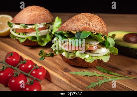 Hamburger végétarien sain. Hamburgers sur une table en bois et légumes Banque D'Images