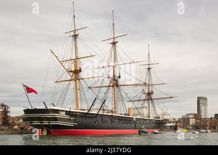 HMS Warrior, ancien navire de guerre de la Royal Navy amarré au port historique de Portsmouth, Hampshire, Angleterre. Vue depuis le bateau sur l'eau. Banque D'Images