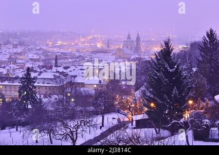 Flèches et toits de Malá Strana (petite ville) en hiver, vue depuis la colline de Petřín à Prague en République tchèque. Banque D'Images