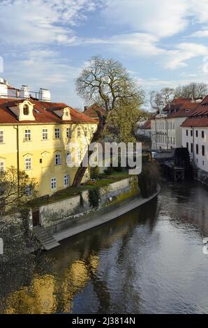 Devil's Stream (Čertovka) divisant l'île Kampa de la petite ville de Prague en République tchèque. Banque D'Images