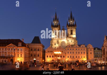 Eglise notre-Dame avant Týn - église gothique illuminée au crépuscule, touristes à la place de la Vieille ville de Prague République tchèque. Banque D'Images