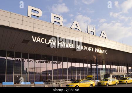 Václav Havel, taxis jaunes devant le terminal 1 de Prague République tchèque. Banque D'Images