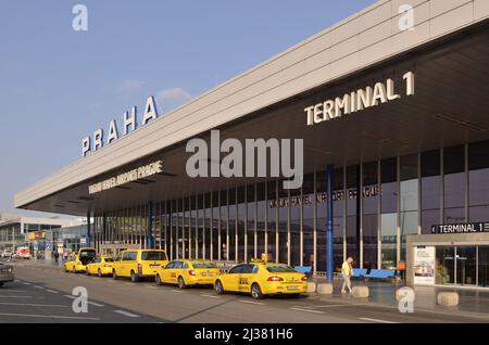 Václav Havel, taxis jaunes devant le terminal 1 de Prague République tchèque. Banque D'Images