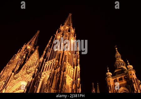 Cathédrale Saint-Vitus tours gothiques la nuit, église catholique romaine située à Prague République tchèque. Banque D'Images