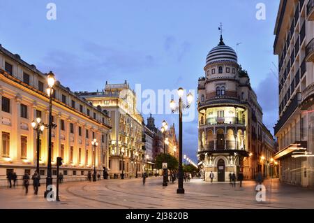 Le bâtiment la Adriatica - architecture éclectique sur la rue Avenida de la Constitución au crépuscule à Séville Andalousie Espagne. Banque D'Images