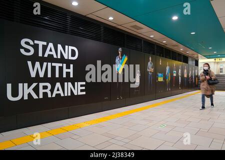 Tokyo, Japon. 5th avril 2022. Une exposition photo stand with Ukraine de citoyens ukrainiens vivant au Japon par le photographe japonais Naotaka Miyamoto est vu à l'intérieur d'une station de métro à Tokyo, Japon, le 5 avril 2022. Credit: AFLO/Alay Live News Banque D'Images