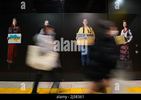 Tokyo, Japon. 5th avril 2022. Une exposition photo stand with Ukraine de citoyens ukrainiens vivant au Japon par le photographe japonais Naotaka Miyamoto est vu à l'intérieur d'une station de métro à Tokyo, Japon, le 5 avril 2022. Credit: AFLO/Alay Live News Banque D'Images