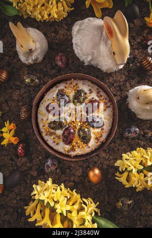 Vue de dessus du gâteau de carottes maison sain prêt pour Pâques Banque D'Images