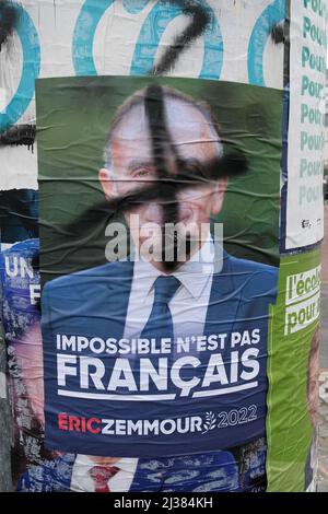 la guerre des affiches avant le vote du 10 avril 2022. Toutes les affiches sont déjà sorties, saturées avec des commentaires plus ou moins sympathisant Banque D'Images