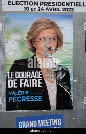 la guerre des affiches avant le vote du 10 avril 2022. Toutes les affiches sont déjà sorties, saturées avec des commentaires plus ou moins sympathisant Banque D'Images