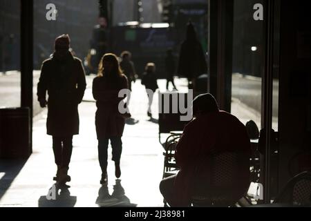 Les gens se sont tahourés contre la surface brillante d'une promenade dans le centre de Londres. Banque D'Images