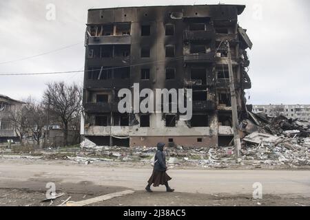 Borodianka, Ukraine. 06th avril 2022. Une femme ukrainienne passe devant des bâtiments détruits dans la ville de Borodianka, au nord-ouest de Kiev, le mardi 5 avril 2022. L'UE a déclaré le 4 avril 2022 qu'elle discutait d'urgence d'une nouvelle série de sanctions contre la Russie, car elle condamnait les « atrocités » signalées dans les villes ukrainiennes qui ont été occupées par les troupes de Moscou. Photo de Vladyslav Musienko/UPI crédit: UPI/Alay Live News Banque D'Images