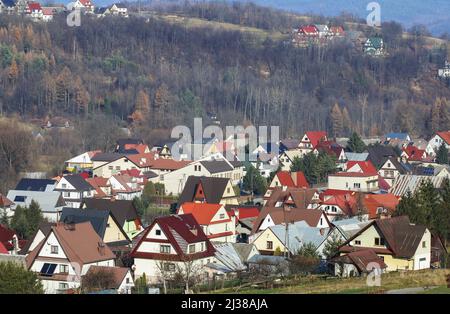 Une maison colorée typique du paysage de village polonais à Lubien, en Pologne. Banque D'Images