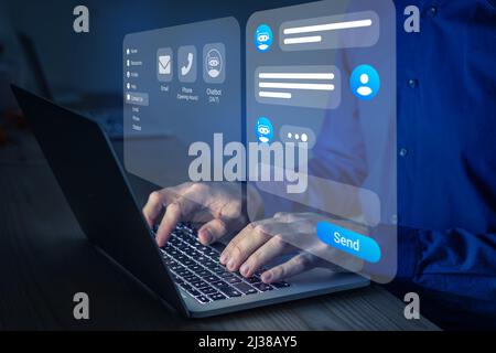 Conversation Chatbot. Personne utilisant le service client en ligne avec chat bot pour obtenir de l'aide. Intelligence artificielle et technologie d'automatisation de logiciel CRM Banque D'Images