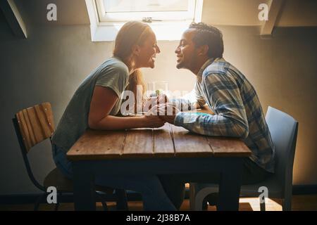 Puis-je emprunter une promesse de baiser mal le donner en arrière. Photo d'un jeune couple qui passe du temps ensemble dans un café. Banque D'Images