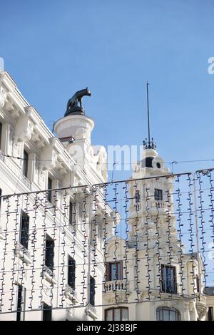 Façade de l'ancien Hôtel Rome avec la sculpture en bronze emblématique du loup de Capitoline sur le toit, qui a été réinstallé, Madrid, Espagne. Banque D'Images