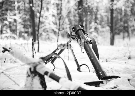 Mortier allemand de mine des temps de la deuxième guerre mondiale dans la forêt enneigée d'hiver. Arme Wehrmacht. Deuxième Guerre mondiale Banque D'Images