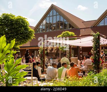 Cour, mariage en cours. Bhaktivedanta Manor Haveli, Watford, Royaume-Uni. Architecte: Cottrell + Vermeulen Architecture Ltd, 2021. Banque D'Images