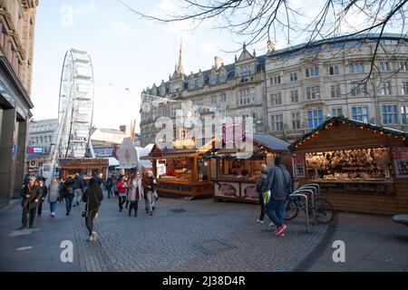 Vue sur un marché de Noël à Fargate à Sheffield, au Royaume-Uni Banque D'Images