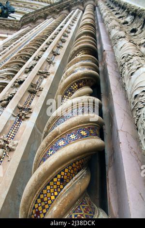 Vue à angle bas de la cathédrale d'Orvieto (Duomo di Orvieto) contre le ciel en Ombrie en Italie Banque D'Images