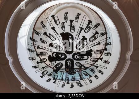 Angleterre, Londres, Knightsbridge, Victoria and Albert Museum, installation au plafond des instruments de vent Banque D'Images