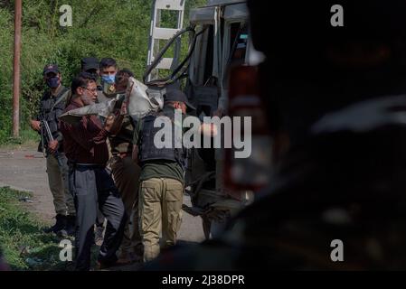 Srinagar, Inde. 06th avril 2022. Les forces indiennes inspectent un véhicule Tempo partiellement endommagé suite à un soupçon de souffle de cylindre dans une aire de stationnement à l'extérieur du jardin de tulipes à Srinagar. Crédit : SOPA Images Limited/Alamy Live News Banque D'Images