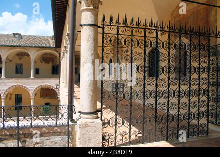 Cloîtres de la Basilique de San Francesco à Asissi en Ombrie en Italie Banque D'Images