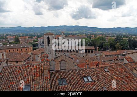 Les criques traditionnelles de Gubbio pendant une journée nuageux en Ombrie en Italie Banque D'Images