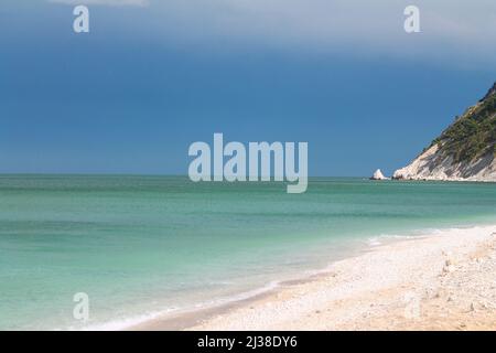 Ciel spectaculaire au-dessus de la mer Adriatique turquoise et les rochers blancs à Portonovo sur Conero en Italie Banque D'Images