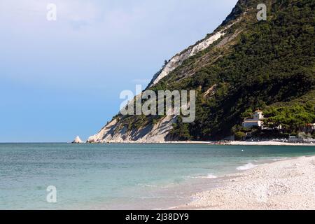 Ciel spectaculaire au-dessus de la mer Adriatique turquoise et les rochers blancs à Portonovo sur Conero en Italie Banque D'Images