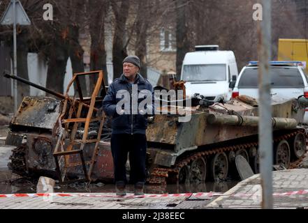 Kiev, Ukraine, 05 avril 2022. Un homme se tient dans la rue Vokzalna après la libération de la ville des envahisseurs russes, à Bucha, dans la région de Kiev, dans le nord de l'Ukraine, le 05 avril, 2022. Photo par Anatolii Siryk/Ukrinform/ABACAPRESS.COM Banque D'Images