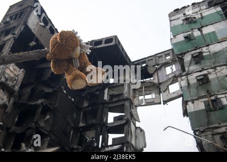 Borodianka, Ukraine. 06th avril 2022. Des bâtiments partiellement détruits se trouvent à Borodianka, au nord-ouest de Kiev, le mardi 5 avril 2022. L'Union européenne envisage une nouvelle série de sanctions contre la Russie après avoir condamné les actions signalées dans les villes ukrainiennes occupées par les troupes russes. Photo de Vladyslav Musienko/UPI crédit: UPI/Alay Live News Banque D'Images