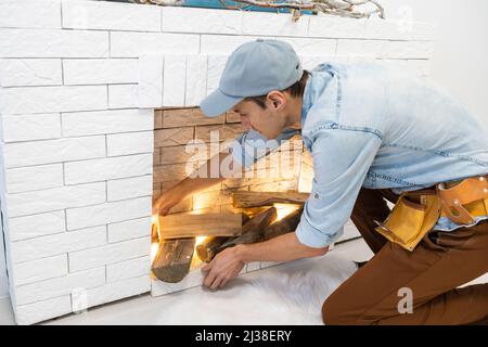 Installation d'une cheminée.Cheminée en silicate de calcium, panneau de protection contre les incendies Banque D'Images