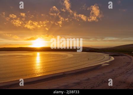 Coucher de soleil sur la baie de Scapas, Orcades Banque D'Images