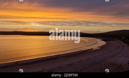 Coucher de soleil sur la baie de Scapas, Orcades Banque D'Images