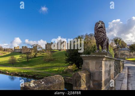 Le château d'Alnwick et la rivière ALN depuis le pont Lion, Northumberland, Angleterre Banque D'Images