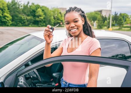 Jeune chauffeur adolescent noir assis dans sa nouvelle voiture Banque D'Images