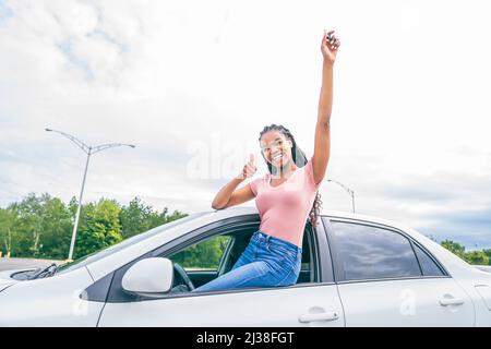 Jeune chauffeur adolescent noir assis dans sa nouvelle voiture Banque D'Images