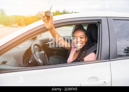 Jeune chauffeur adolescent noir assis dans sa nouvelle voiture Banque D'Images