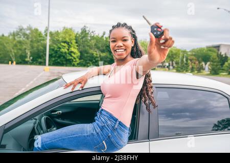 Jeune chauffeur adolescent noir assis dans sa nouvelle voiture Banque D'Images