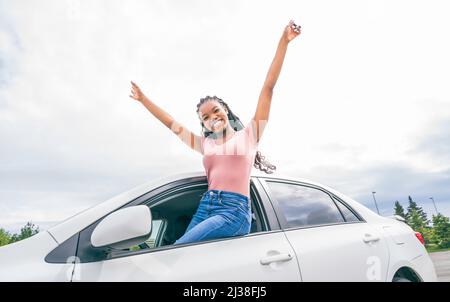 Jeune chauffeur adolescent noir assis dans sa nouvelle voiture Banque D'Images