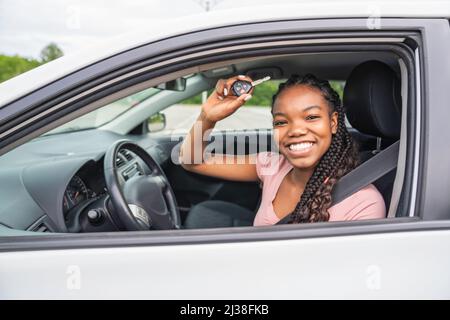 Jeune chauffeur adolescent noir assis dans sa nouvelle voiture Banque D'Images