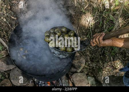 Bogor, Indonésie. 05th avril 2022. Un homme fait bouillir un fruit de palmier à sucre appelé Kolang Kaling à Rumpin, Bogor, West Java, Indonésie, le 6 avril, 2022. Le fruit de palmier à sucre est l'un des appétissants préférés et facilement trouvé pendant le mois sacré musulman du Ramadan pour sa haute teneur en sucre. (Photo par Andi M Ridwan/INA photo Agency/Sipa USA) crédit: SIPA USA/Alay Live News Banque D'Images