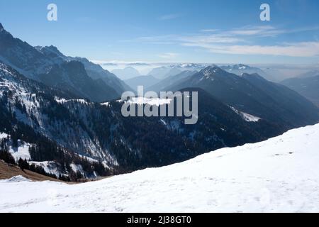 Dolomites Italie paysage de montagne; Une vue sur la neige couverte Dolomites dans le nord de l'Italie à la fin de l'hiver - montagne et paysage de neige Italie. Banque D'Images