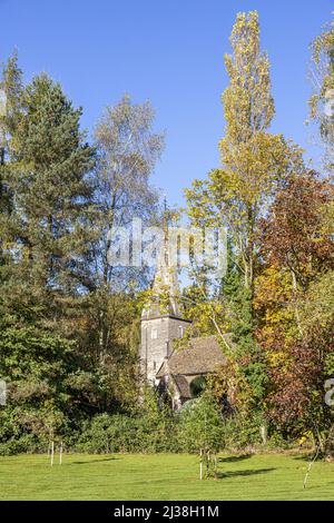 Couleurs d'automne à l'église Saint-Jean-Baptiste dans la forêt de Dean village de Huntley, Gloucestershire, Angleterre Royaume-Uni Banque D'Images