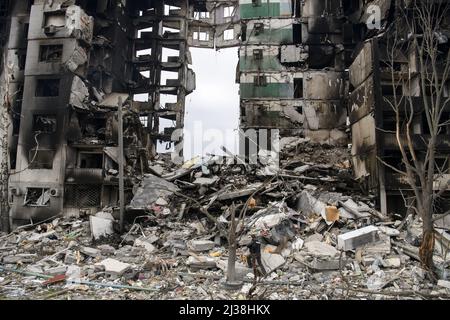 Borodianka, Ukraine. 06th avril 2022. Des bâtiments détruits se trouvent à Borodianka, au nord-ouest de Kiev, le mardi 5 avril 2022. L'Union européenne envisage une nouvelle série de sanctions contre la Russie après avoir condamné les actions signalées dans les villes ukrainiennes occupées par les troupes russes. Photo de Vladyslav Musienko/UPI crédit: UPI/Alay Live News Banque D'Images