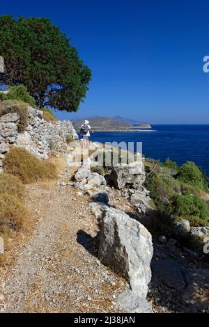 Sentier entre les monastères panagia Kamariani et Pandeleimon, île de Tilos, îles Dodécanèse, sud de la mer Égée, Grèce. Banque D'Images