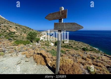 Sentier entre les monastères panagia Kamariani et Pandeleimon, île de Tilos, îles Dodécanèse, sud de la mer Égée, Grèce. Banque D'Images